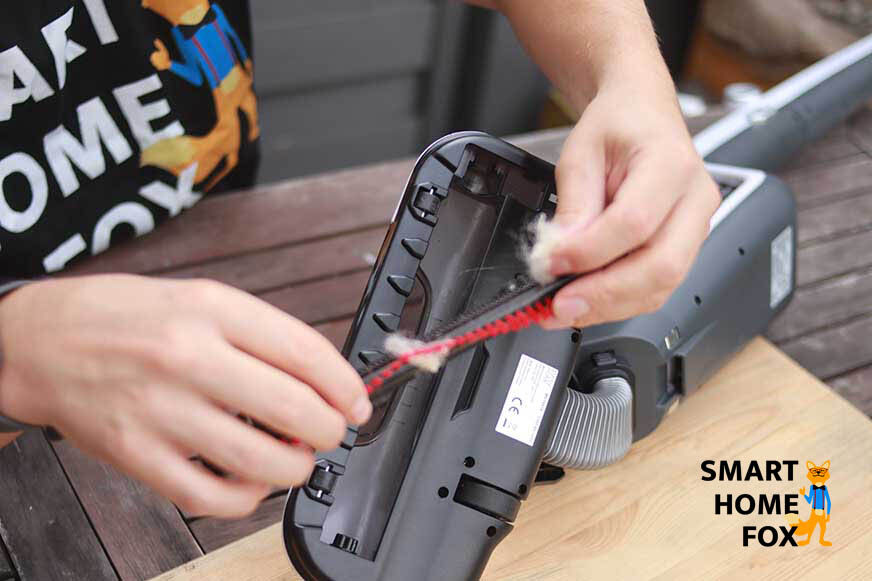 Bürste um die sich Schmutz gewickelt hat